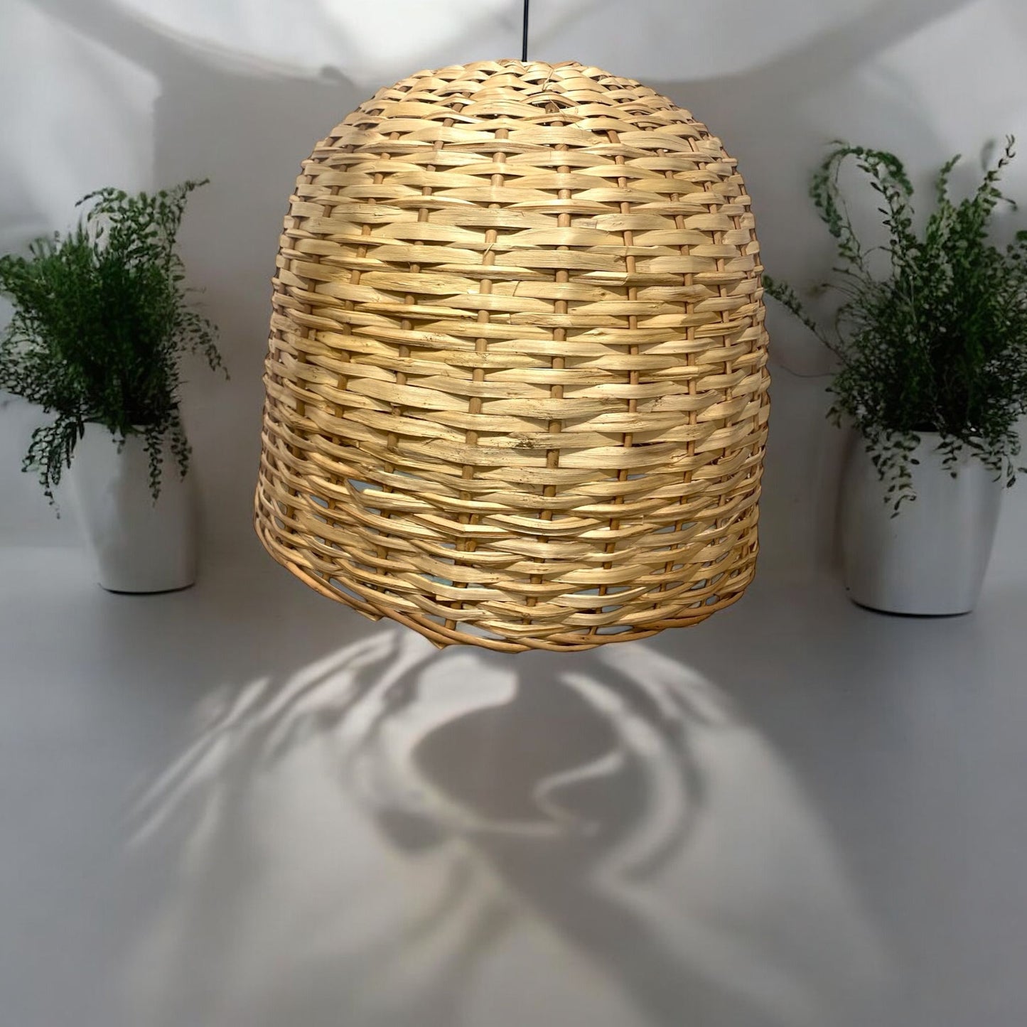 Lampara de mimbre cubierta. 40 x 45 de Diámetro